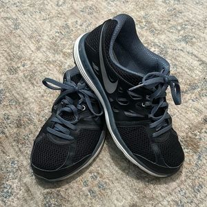 NIKE DUAL FUSION LITE TENNIS SHOE